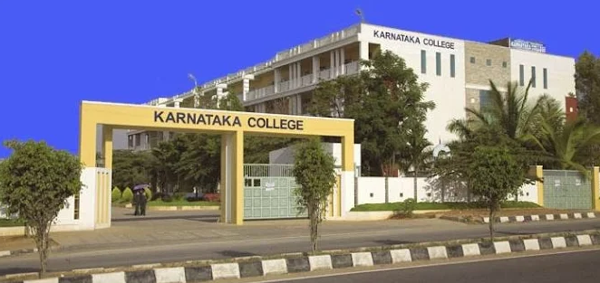 KCM Bangalore MBA course – modern smart classroom with audio-visual facilities and students
